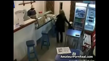 На кухне мужчина совращает молодую чертовку и она порется с ним на полу